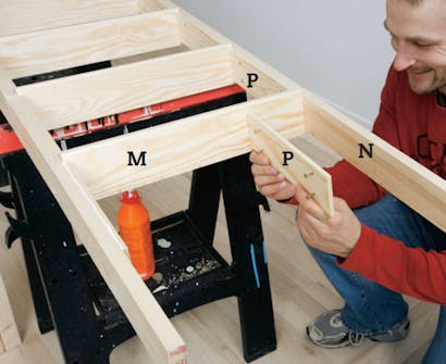 Välilistojen asennus askelmien kumpaakin reunaan Parvitikkaiden rakentaminen